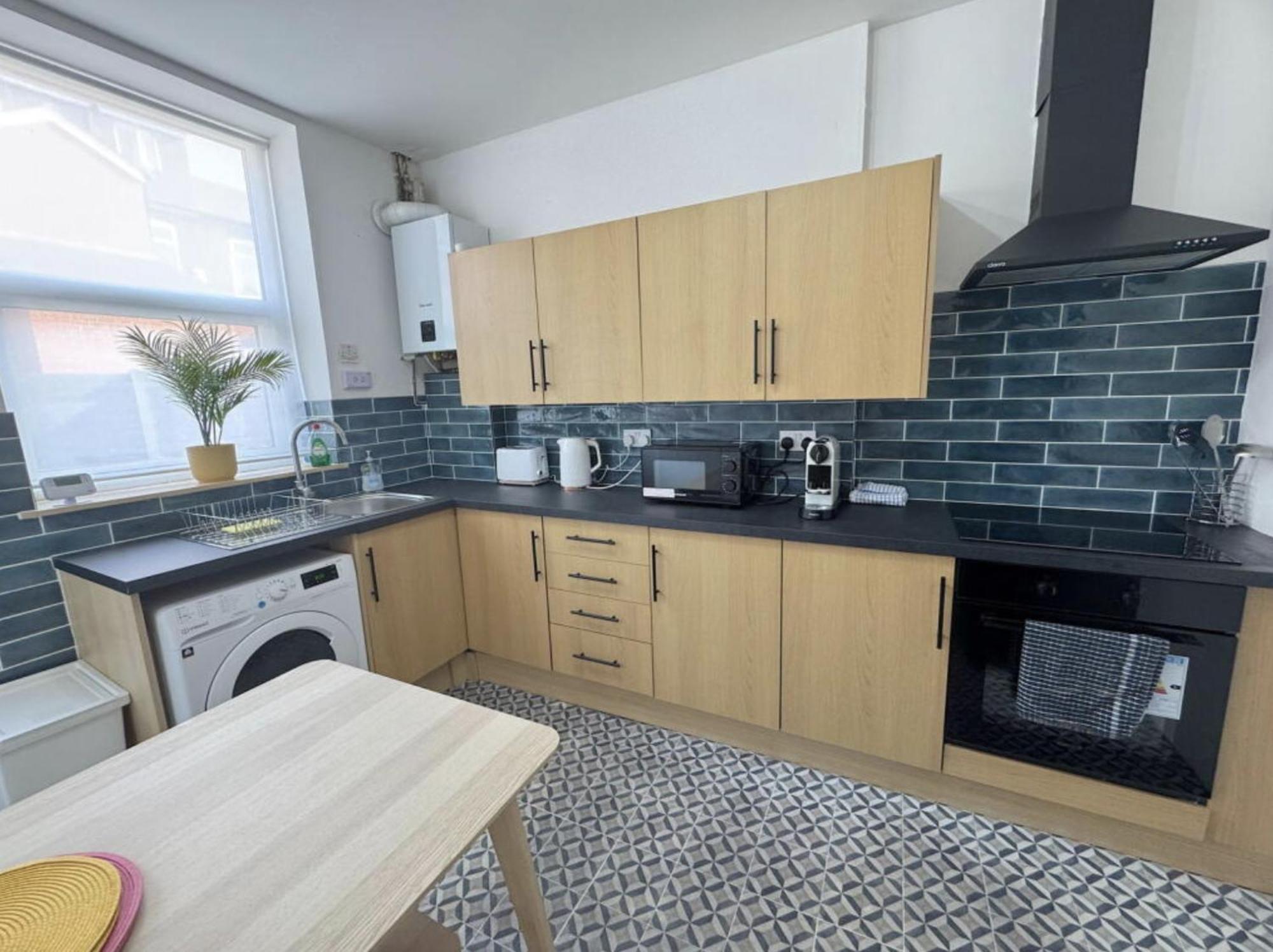 Levenshulme House - 2 Bedroom - Sleeps 6 - Free Parking & Wifi Holiday home