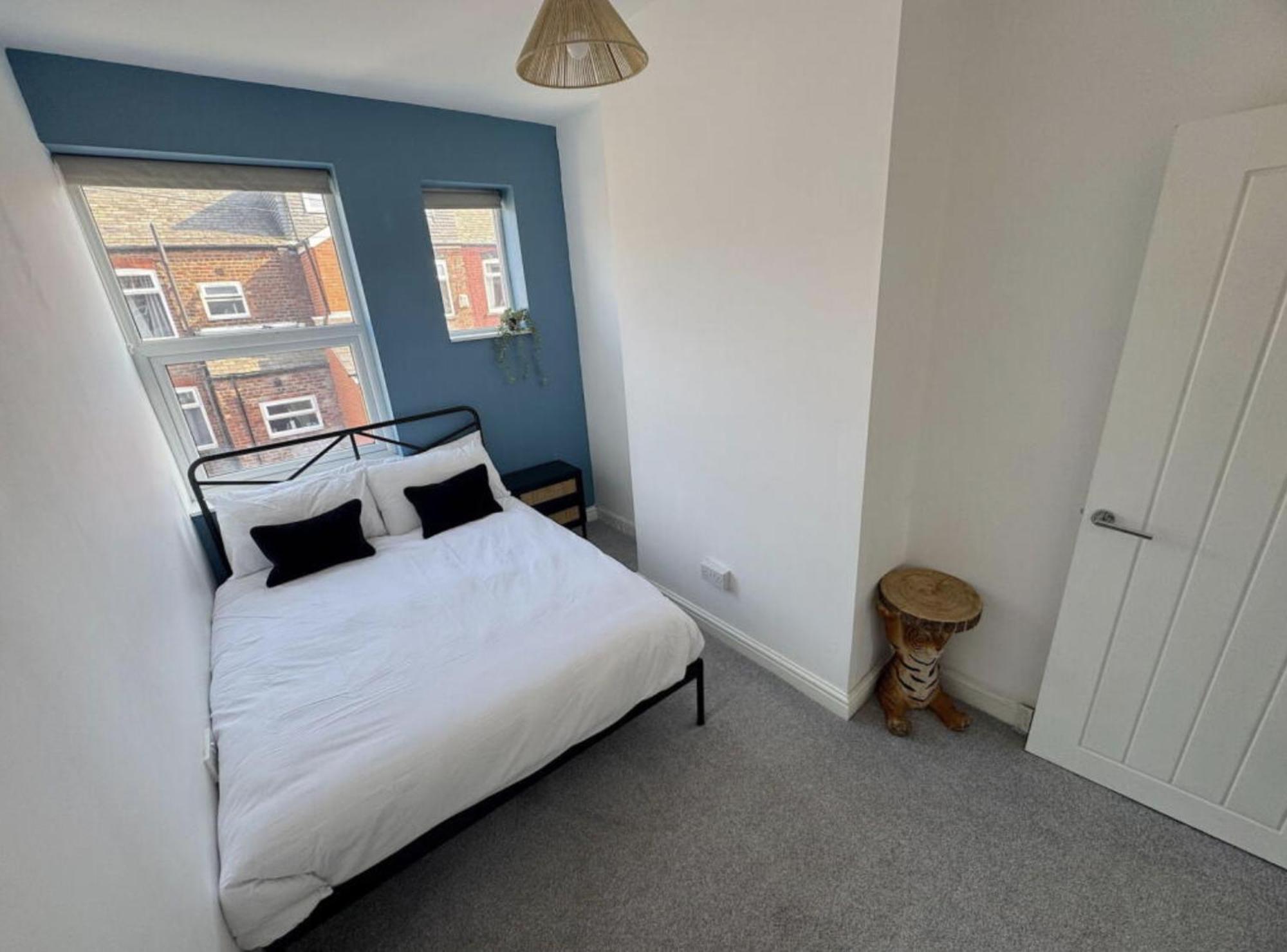 Levenshulme House - 2 Bedroom - Sleeps 6 - Free Parking & Wifi Holiday home *